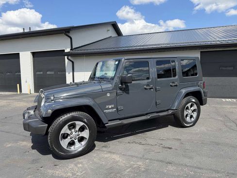 Used 2017 Jeep Wrangler Unlimited Sahara w/ Connectivity Group AWD/4WD image 3