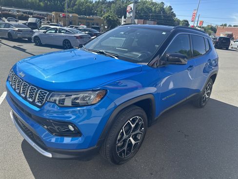 Used 2025 Jeep Compass Limited AWD/4WD image 4