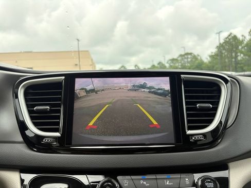 Used 2023 Chrysler Pacifica Touring-L FWD image 16