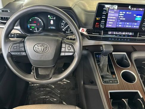 Certified 2024 Toyota Sienna LE AWD/4WD image 18