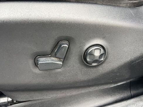 Used 2019 Chrysler Pacifica Touring-L image 28