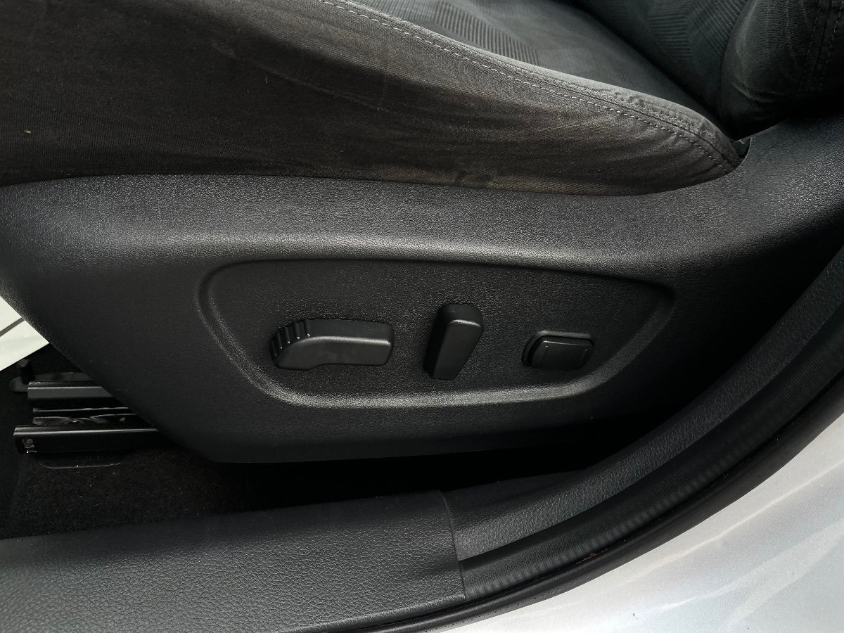 Used 2016 Nissan Rogue SV FWD image 25