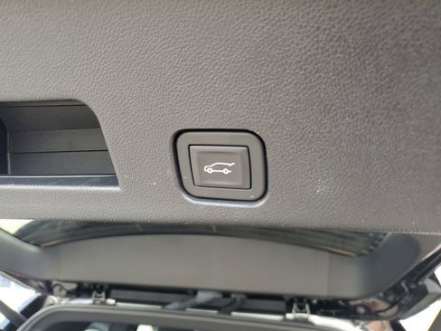 Used 2025 GMC Acadia Elevation image 10