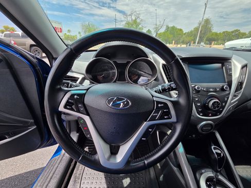 Used 2017 Hyundai Veloster FWD image 15