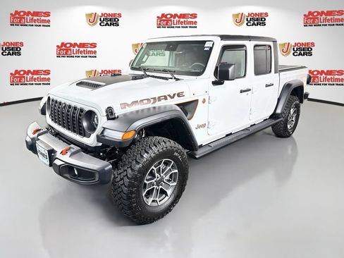 Used 2025 Jeep Gladiator Mojave w/ Technology Group AWD/4WD image 14