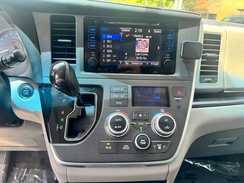 Used 2015 Toyota Sienna XLE w/ XLE Navigation Package FWD image 32