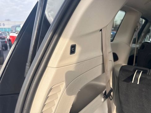 Used 2023 Chrysler Voyager LX image 13