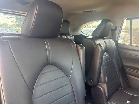 Used 2020 Toyota Highlander XLE AWD/4WD image 25