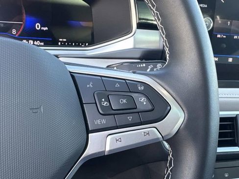 Certified 2025 Volkswagen Taos SE w/ Panoramic Sunroof Package image 18