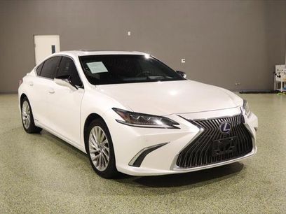 Used 2019 Lexus ES 300h Ultra Luxury w/ Accessory Package 2