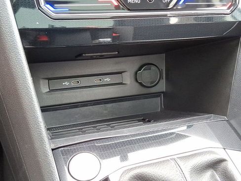 Certified 2025 Volkswagen Taos SE image 24