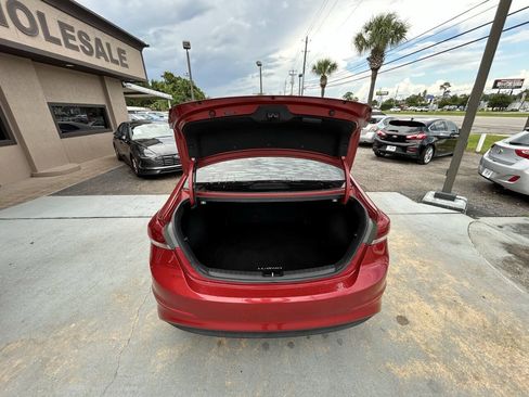 Used 2017 Hyundai Elantra Limited w/ Limited Tech Package 04 FWD image 10