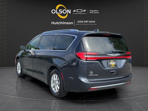 Used 2021 Chrysler Pacifica Touring-L FWD image 11