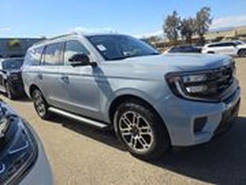 Used 2025 Ford Expedition Active AWD/4WD image 3