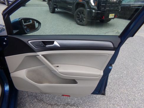 Used 2018 Volkswagen Golf S image 42