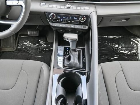 Certified 2025 Hyundai Elantra SEL image 18