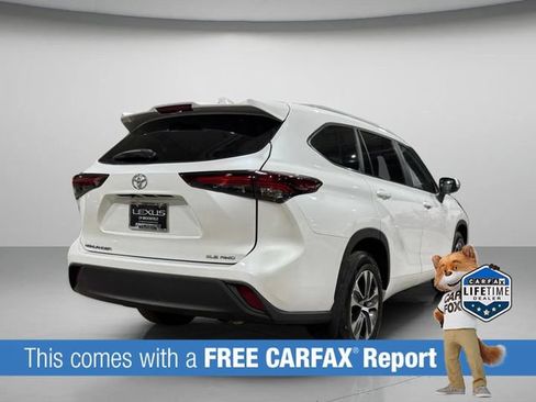 Used 2024 Toyota Highlander XLE AWD/4WD image 4