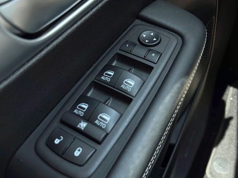 Used 2024 Chrysler Pacifica Limited w/ Uconnect Theater Family Group FWD image 21