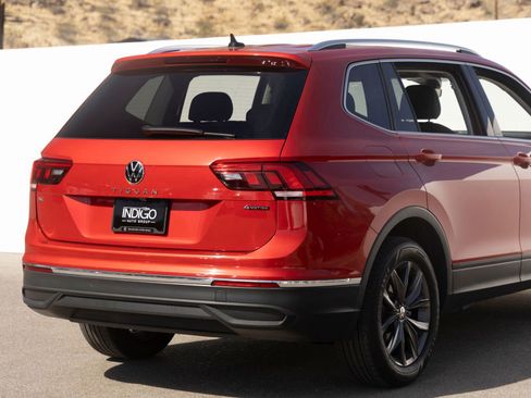 Used 2022 Volkswagen Tiguan SE w/ Panoramic Sunroof Package AWD/4WD image 11