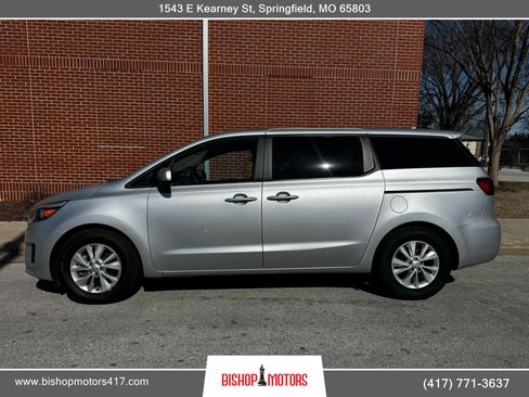 Used 2017 Kia Sedona LX image 2