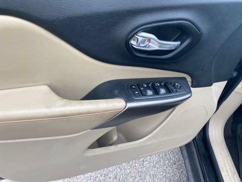 Used 2019 Jeep Cherokee Latitude FWD image 17