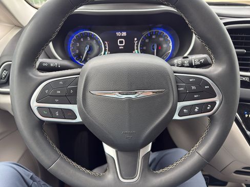 Used 2024 Chrysler Pacifica Touring-L FWD image 18
