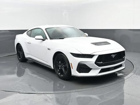Used 2025 Ford Mustang GT RWD image 3
