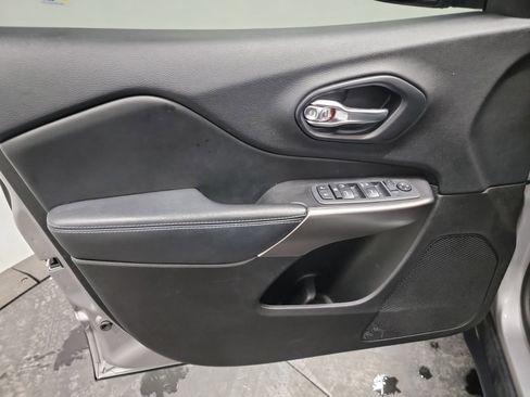 Used 2020 Jeep Cherokee Latitude w/ Cold Weather Group image 13