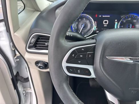 Used 2023 Chrysler Pacifica Touring-L FWD image 15