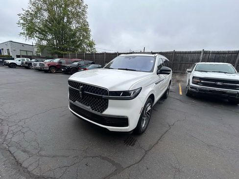 Used 2025 Lincoln Navigator Reserve AWD/4WD image 3