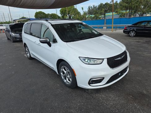 Used 2023 Chrysler Pacifica Limited FWD image 3
