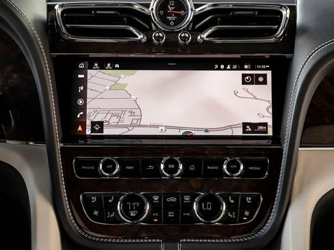 Used 2023 Bentley Bentayga Extended Wheelbase AWD/4WD image 21
