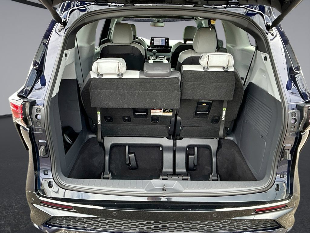 Used 2024 Toyota Sienna XSE FWD image 17