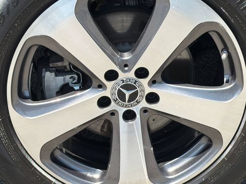 Used 2019 Mercedes-Benz GLC 300 4MATIC image 3