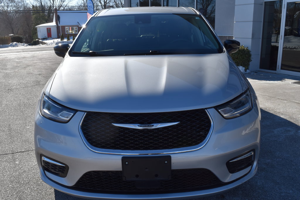 Used 2024 Chrysler Pacifica Touring-L FWD image 3