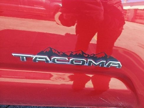 Used 2017 Toyota Tacoma TRD Off-Road w/ Premium & Technology Package image 8