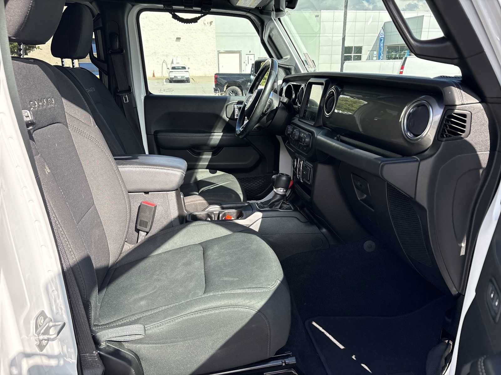 Used 2020 Jeep Wrangler Unlimited Sahara AWD/4WD image 28