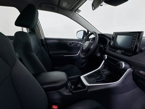 Used 2019 Toyota RAV4 LE image 27