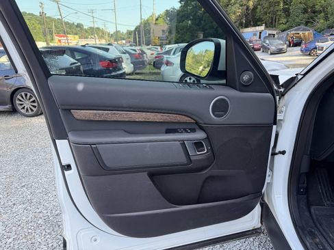 Used 2017 Land Rover Discovery HSE AWD/4WD image 11