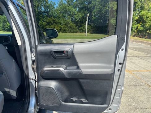 Used 2017 Toyota Tacoma SR5 RWD image 16