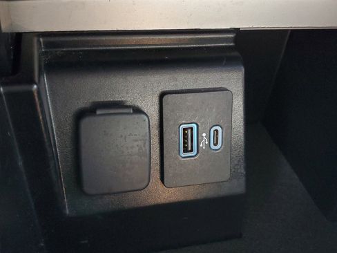 Used 2023 Ford Explorer Limited w/ Equipment Group 301A RWD image 10