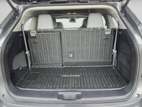 Used 2024 Toyota Highlander XLE AWD/4WD image 28