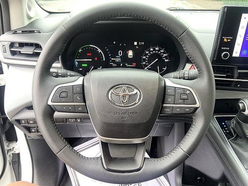 Used 2025 Toyota Sienna XLE w/ XLE Plus Package FWD image 13