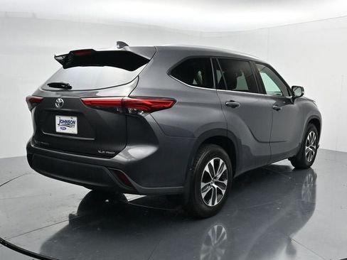 Used 2022 Toyota Highlander XLE AWD/4WD image 9