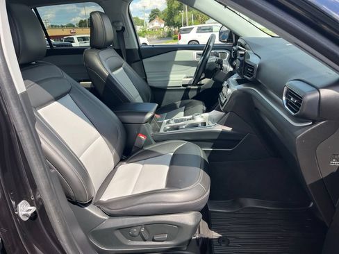 Used 2022 Ford Explorer XLT w/ XLT Sport Appearance Package AWD/4WD image 9