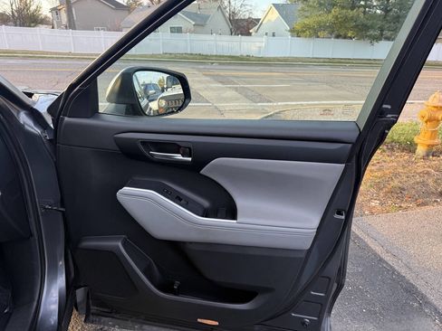 Used 2020 Toyota Highlander XLE image 8