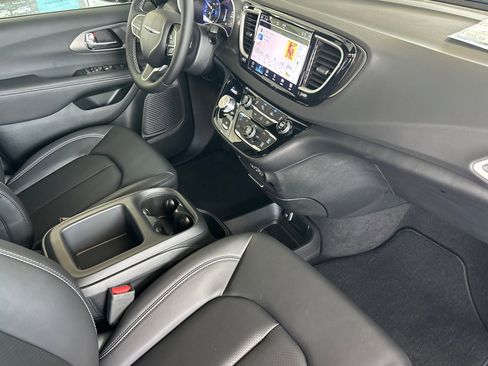 New 2025 Chrysler Voyager LX image 17