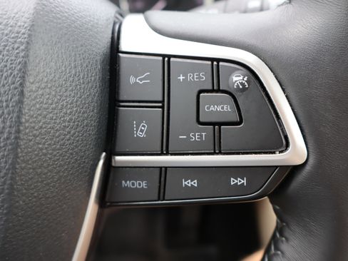Used 2024 Toyota Highlander XLE AWD/4WD image 21