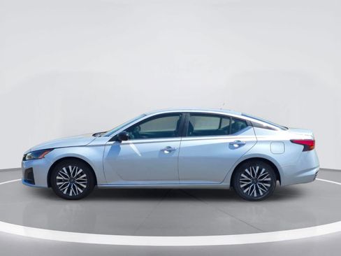 Used 2024 Nissan Altima 2.5 SV FWD image 3