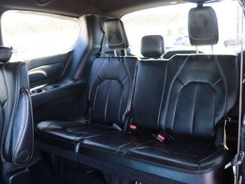 Used 2025 Chrysler Pacifica Select image 14